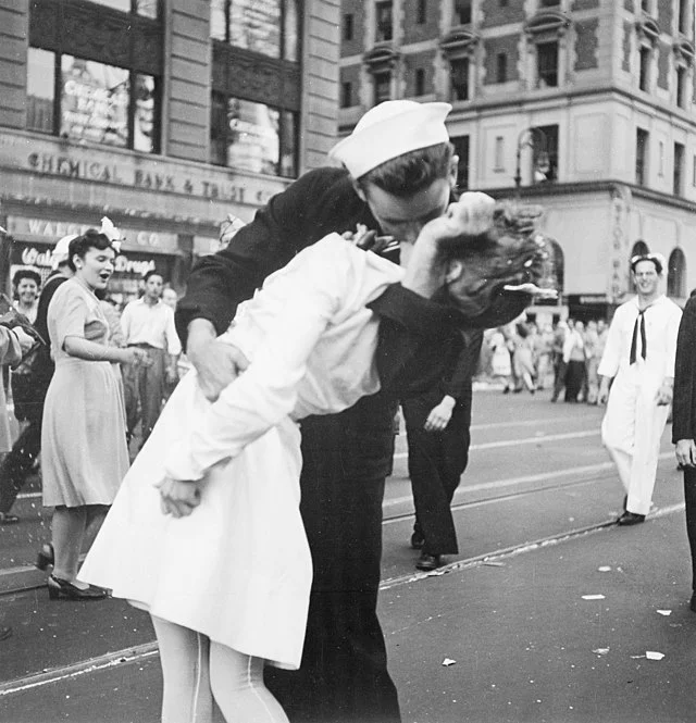 640px-Kissing_the_War_Goodbye.webp