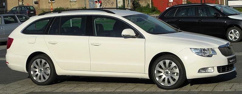 799px-Skoda_Superb_Combi_II_front_2010821.webp