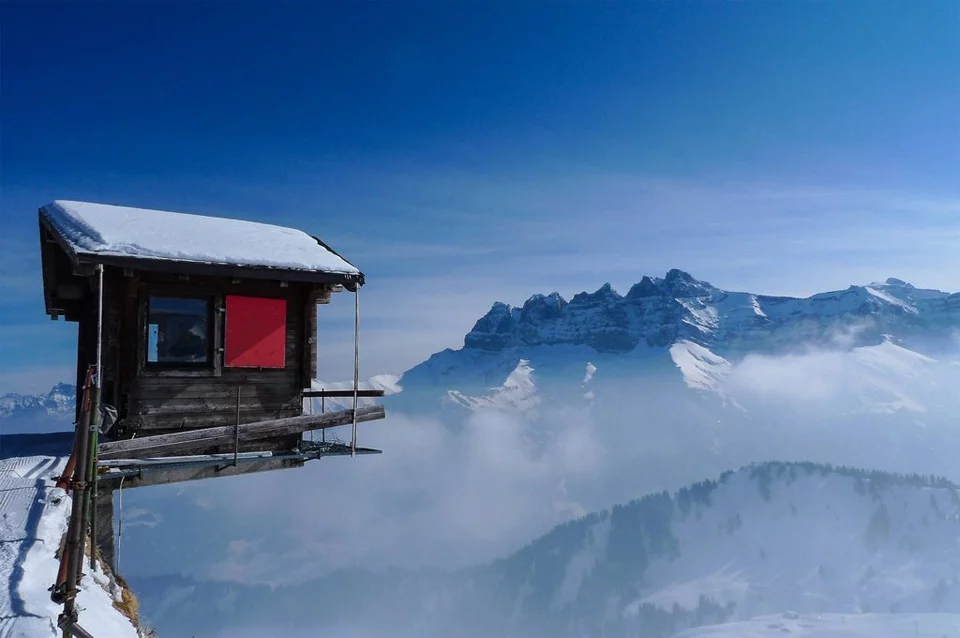 7hut-hanging-over-the-edge-alpes-switzerland.webp
