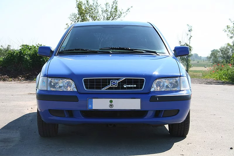 800px-2006-06-13_volvo_v40_5.webp