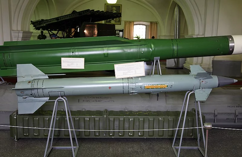 800px-9M330_surface-to-air_missile_of_Tor_system.webp