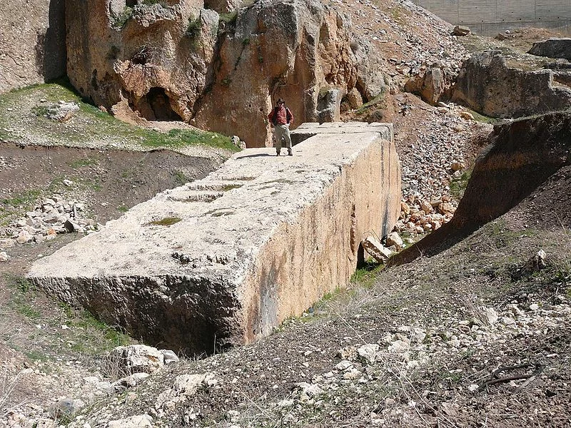 800px-Baalbek-_largest_stone.webp