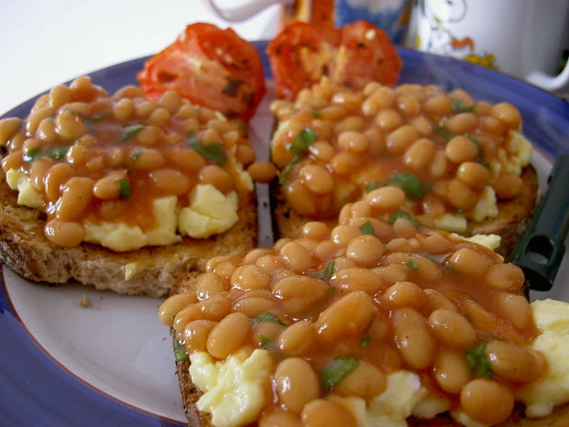 800px-BakedBeansAndEggOnToast.webp