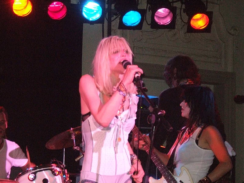 800px-Courtney_Love_on_stage.webp