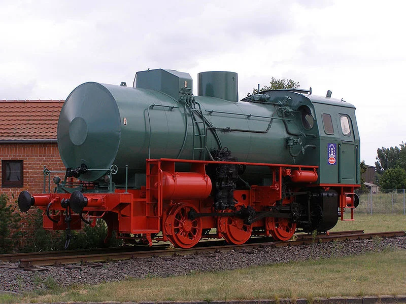 800px-Dampfspeicherlok_Genthin_Henkel_Werk.webp