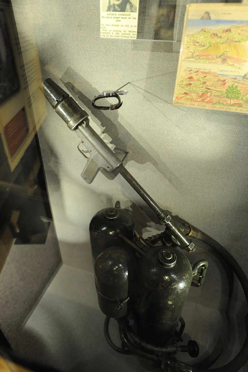 800px-Flamethrower_-_Flickr_-_euthman.webp