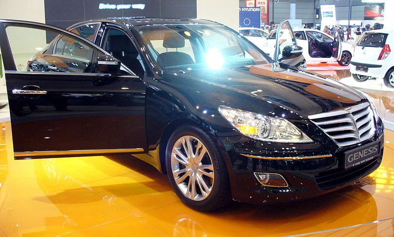 800px-Hyundai_Genesis.webp