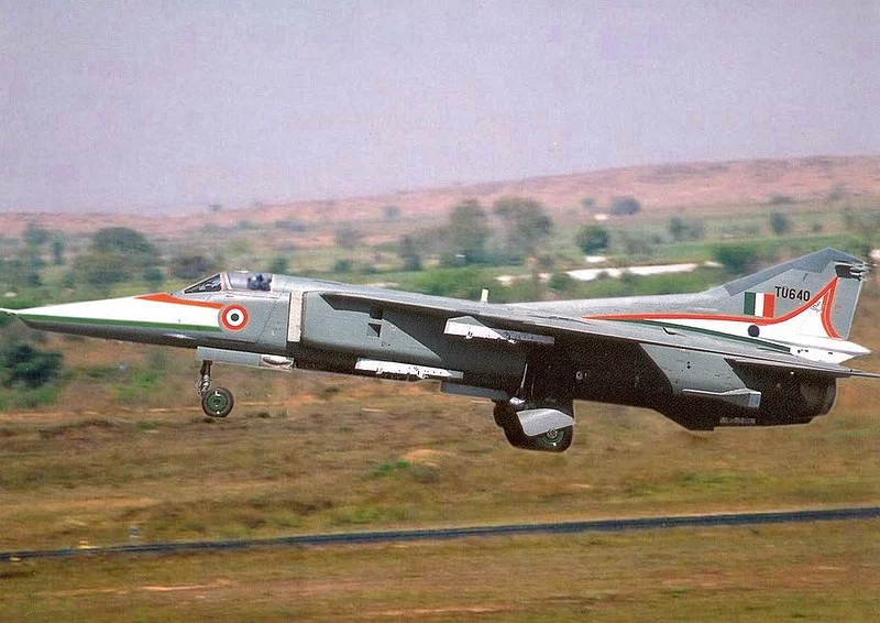 800px-MiG-27_take_off.webp