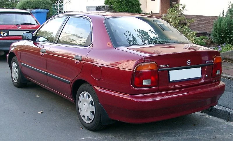 800px-Suzuki_Baleno_rear_20071004.webp