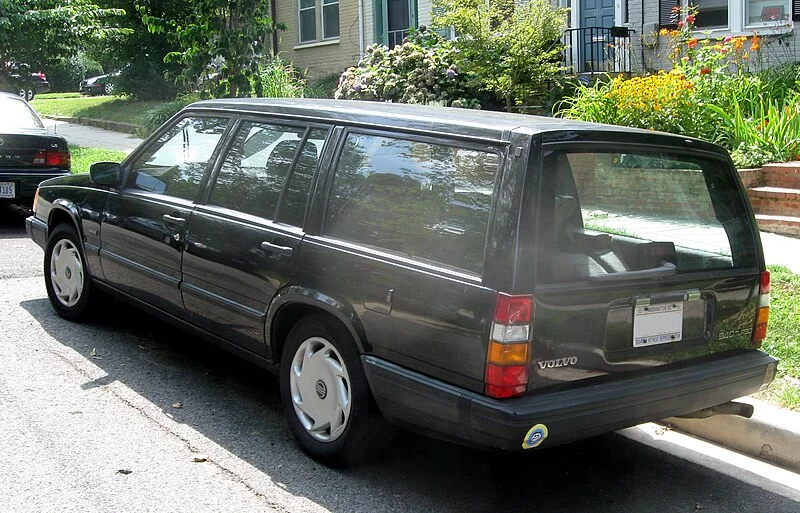 800px-Volvo_940_wagon_rear_--_07-30-2009.webp