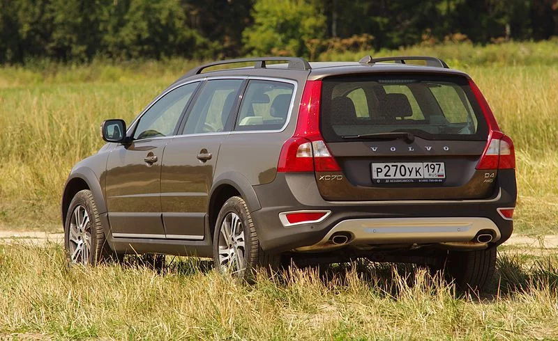 800px-Volvo_XC70_%28back-side%29.webp