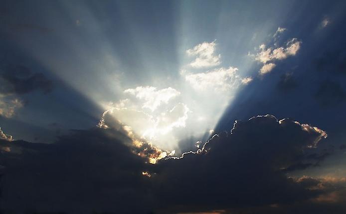 800pxCrepuscular_rays_color.jpg