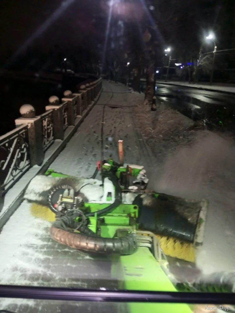 Перший сніг у Харкові розчищають комунальники