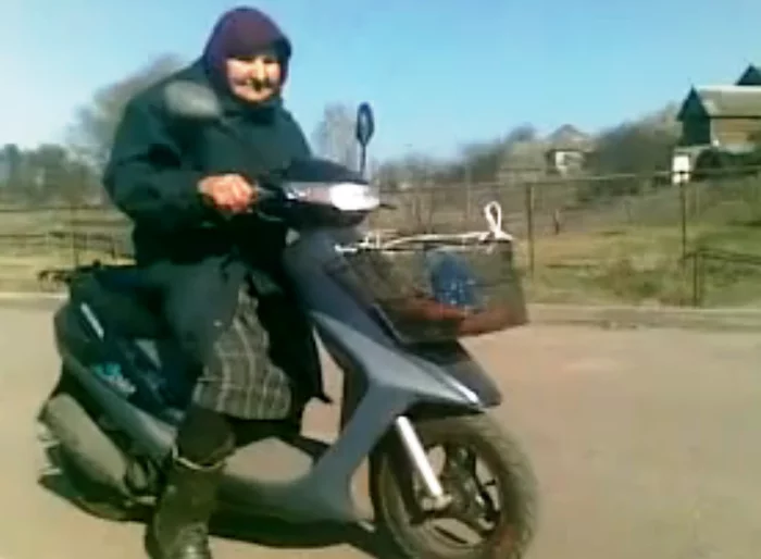 88657617_baba_Katya_na_skutere.webp