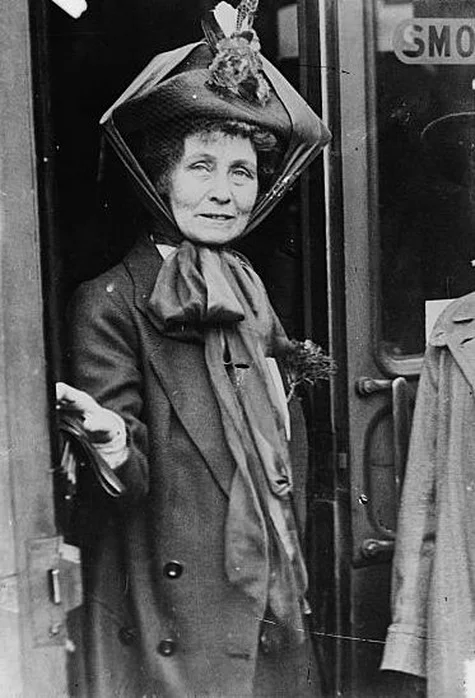97851703_Mrs_Pankhurst_at_doorway.webp