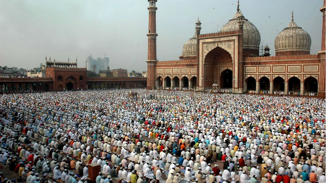aameen-aloud-in-the-prayer-due-to-a-common-benefit.webp