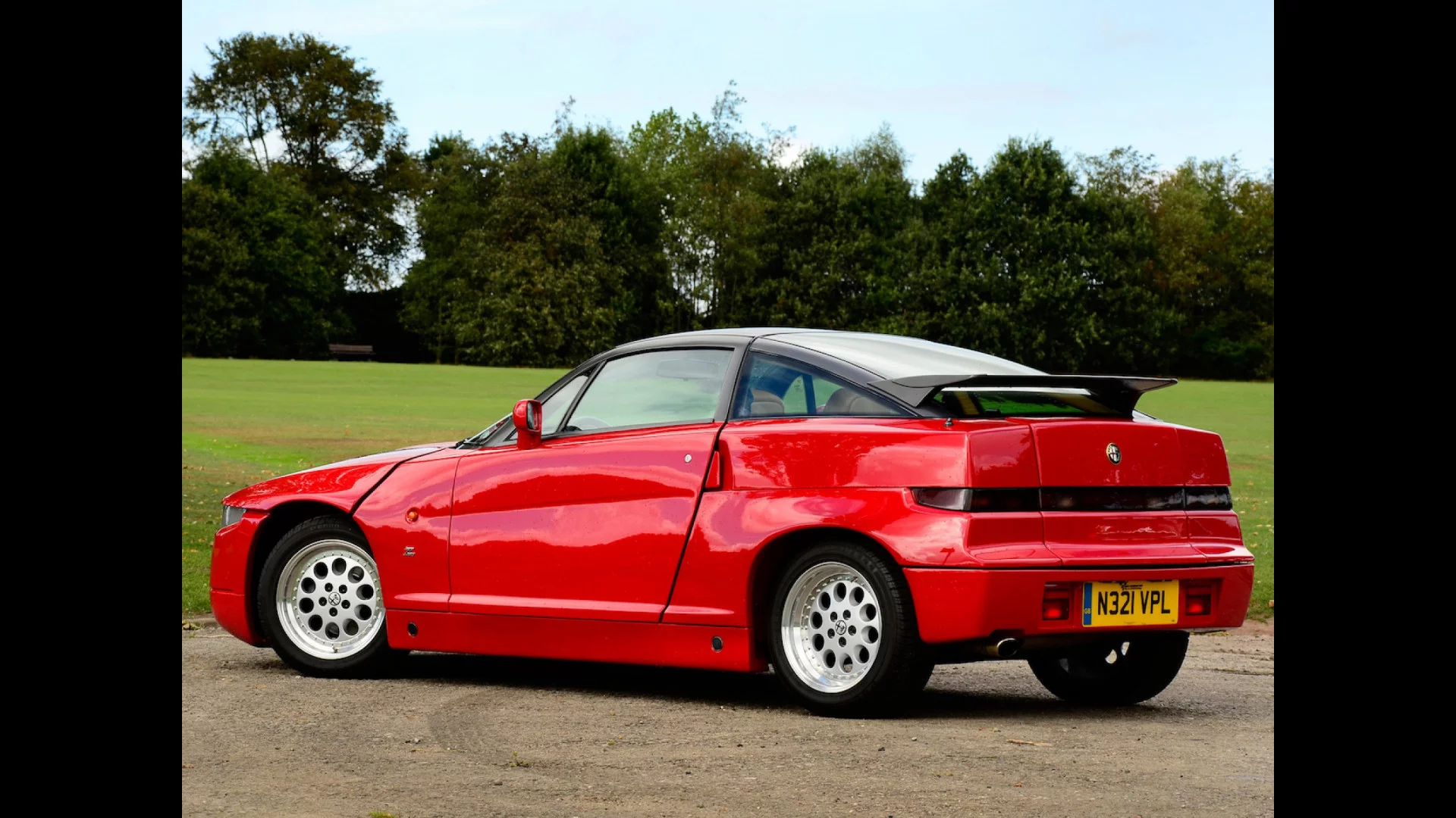 alfa-romeo-sz-la-chiamavano-mostro.webp