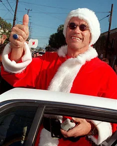 Arnold_Schwarzenegger_Santa_Claus.webp