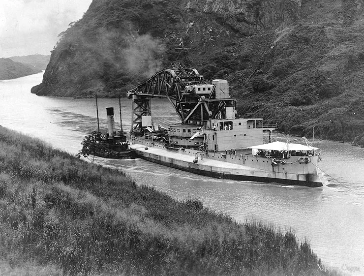 arsarge_as_crane_ship_AB-1_transiting_Panama_canal.webp