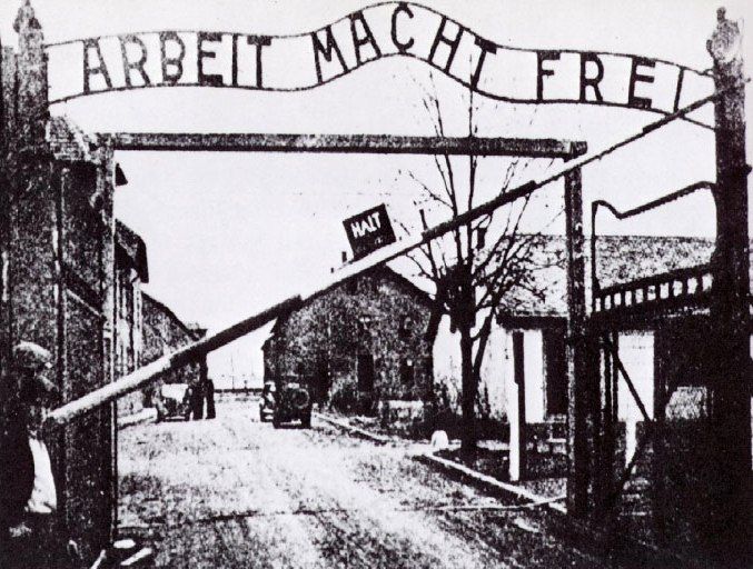 Auschwitz%20gate%201940.jpg