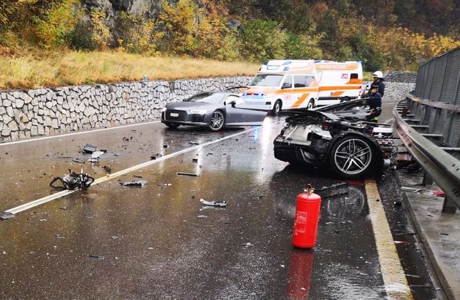 b58586b4-audi-r8-massive-crash-4.jpg