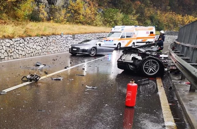 b58586b4-audi-r8-massive-crash-4.webp