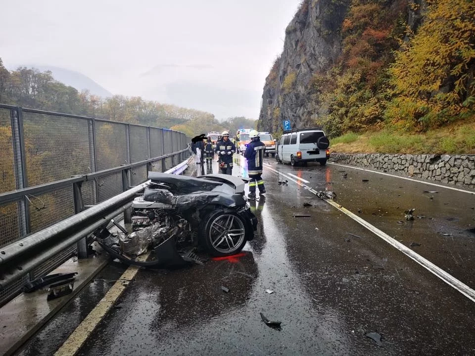 bab33c73-audi-r8-massive-crash-6.webp