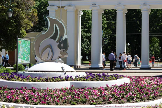 belka-u-vhoda-v-park-gorkogo.webp