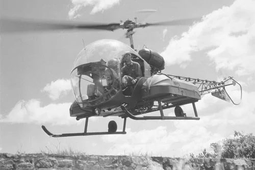Bell_47_%28H-13G%29_medevac_inflight_bw.webp