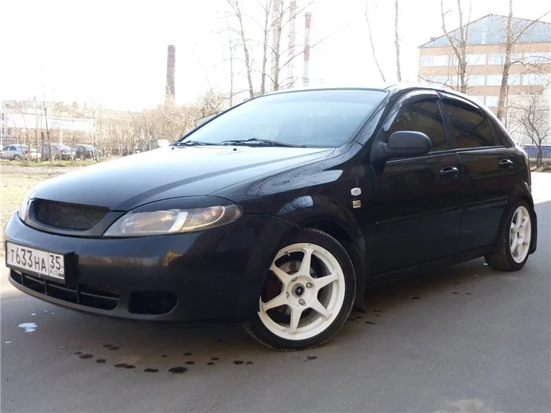 black-lacetti-white-wheels.webp