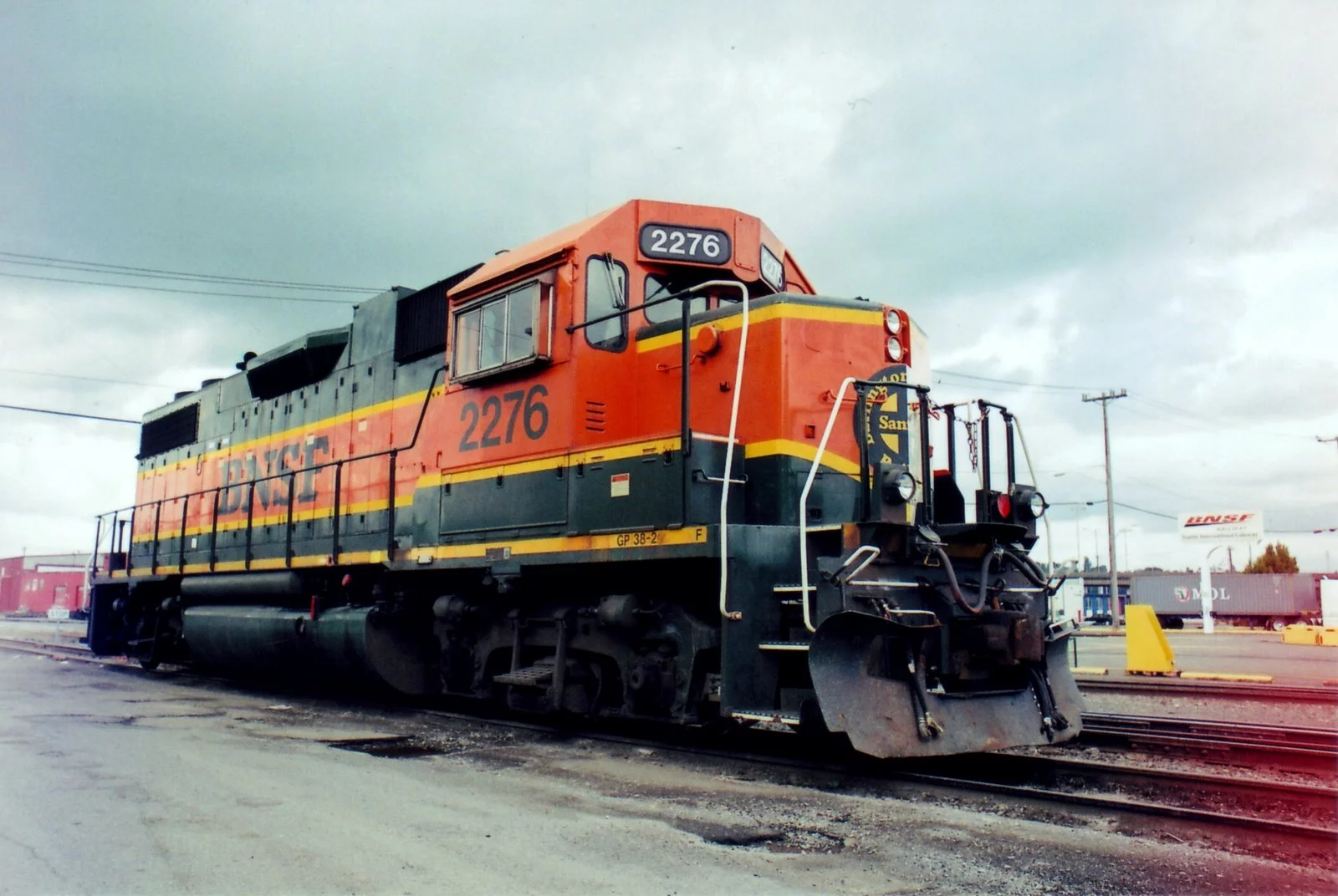 BNSF_2276_at_Seattle_SODO_%28Public_Domain%29.webp