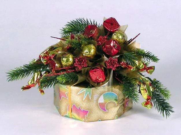 buket-iz-konfet-novogodniy.webp