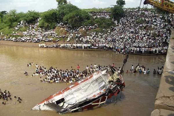 bus_india_crash01.webp