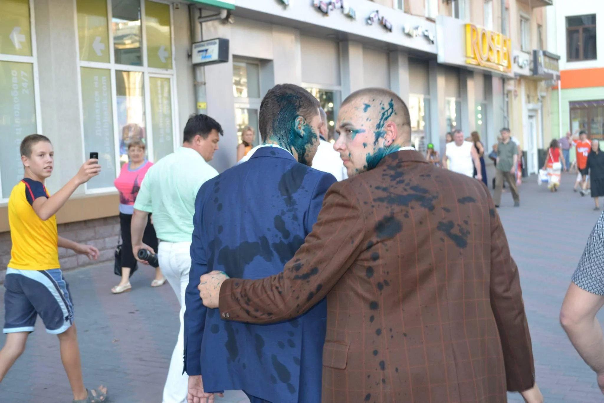 BvG0zeXIUAA_fZg.webp