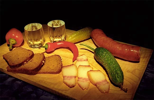 Chem-zakusyvat-vodku.webp