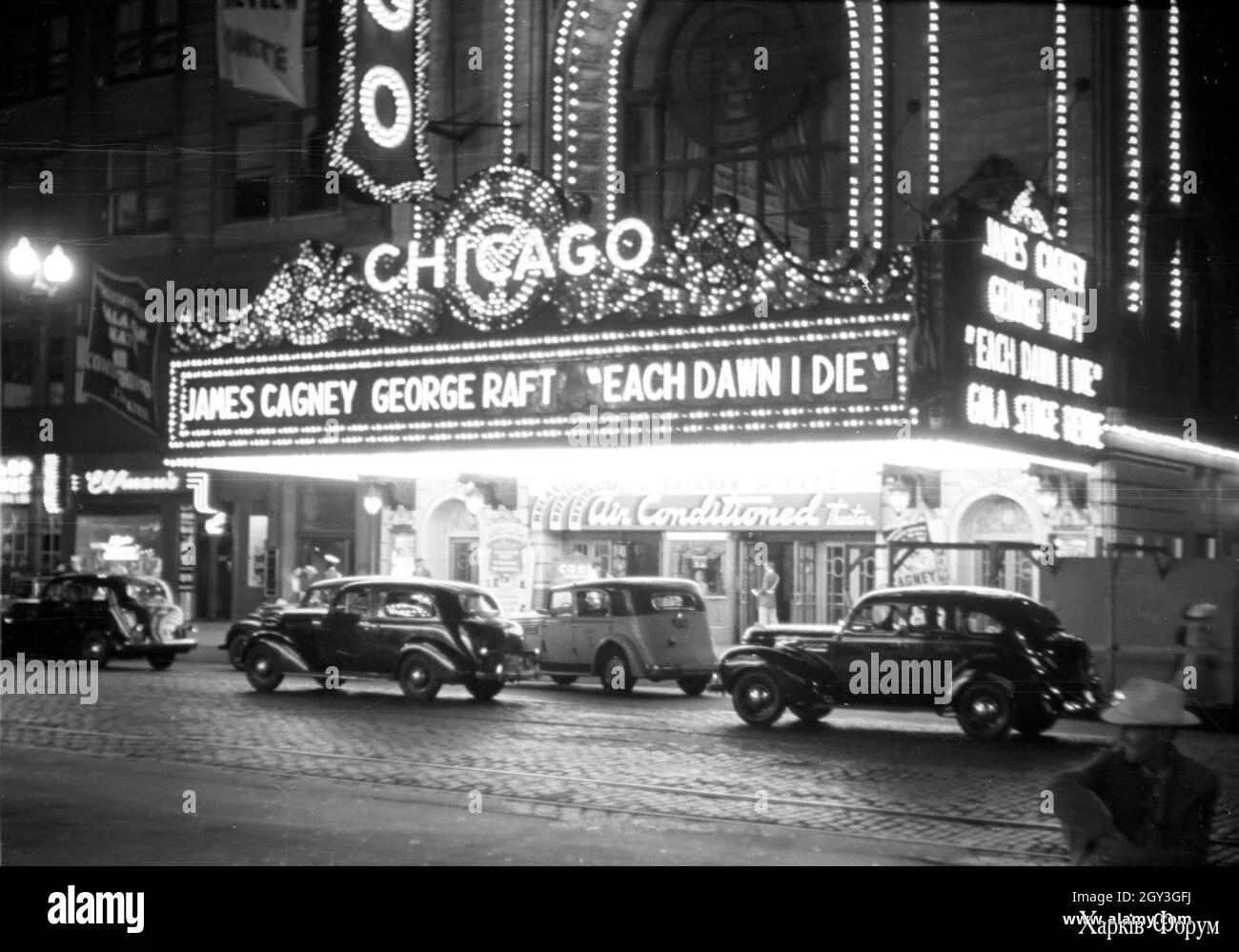 chicago-theater-1939-showing-james-cagneys-film-each-dawn-i-die-2GY3GFJ.webp