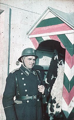 d-152%2C_Sofia%2C_bulgarischer_Soldat_vor_Wachhaus.jpg