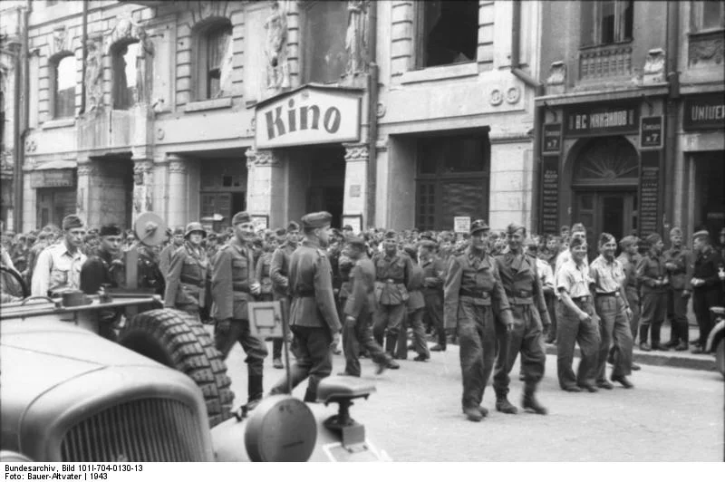 d_101I-704-0130-13%2C_Charkow%2C_Soldaten_vor_Kino.webp