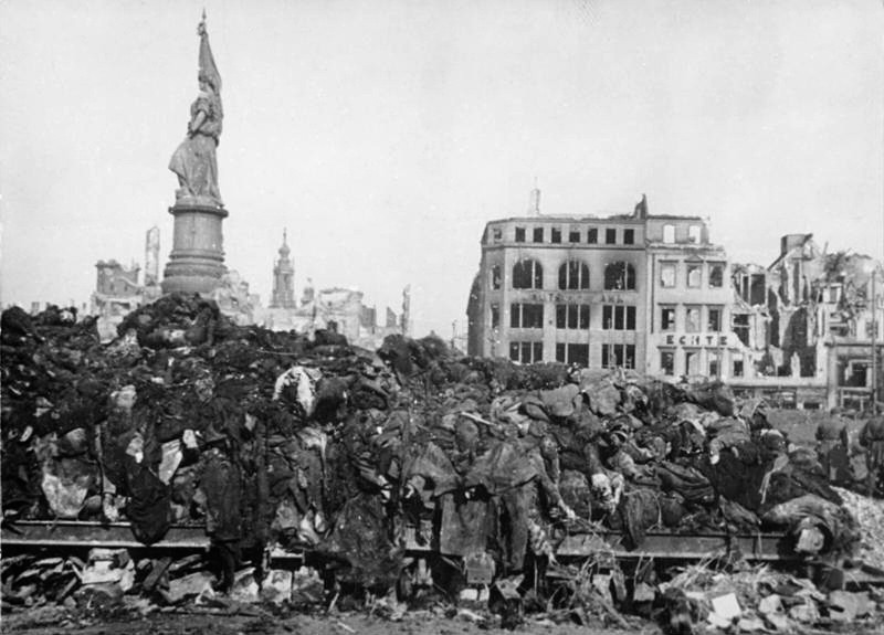 d_183-08778-0001,_Dresden,_Tote_nach_Bombenangriff.jpg