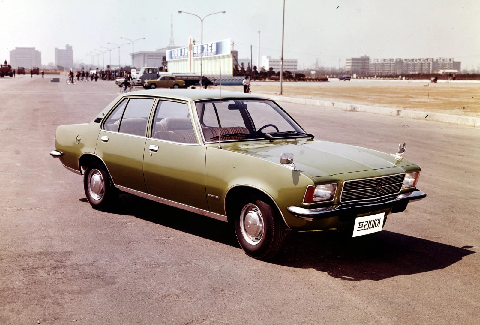 Daewoo_Record_Sedan_1972.webp