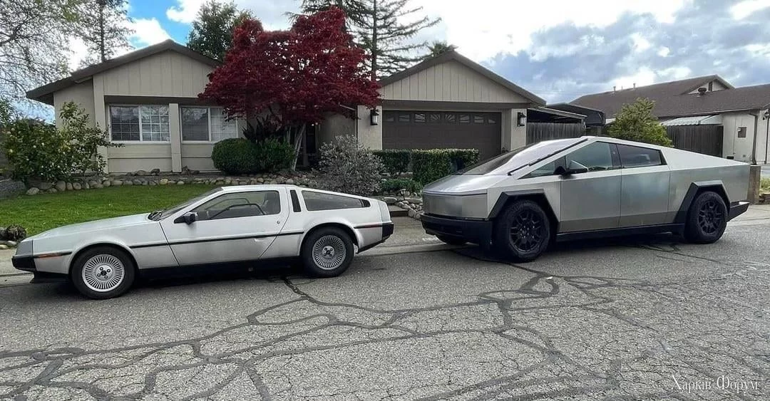 delorean-next-to-a-cybertruck-v0-lgoixd128cyc1.webp