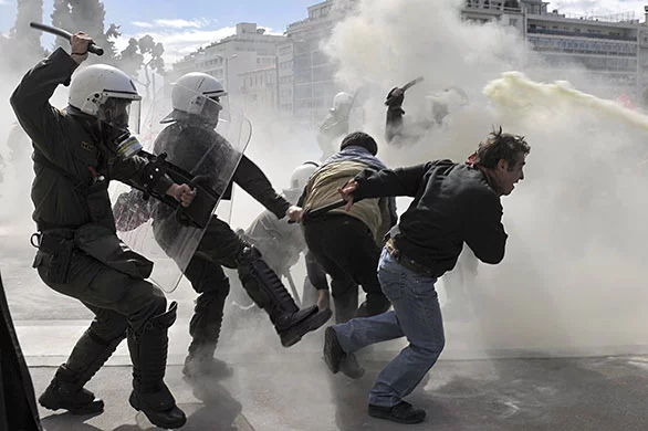 Demonstrators-clash-with--003.webp