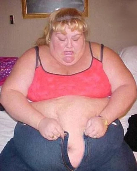 dicke-frau-bekommt-hose-nicht-zu.webp