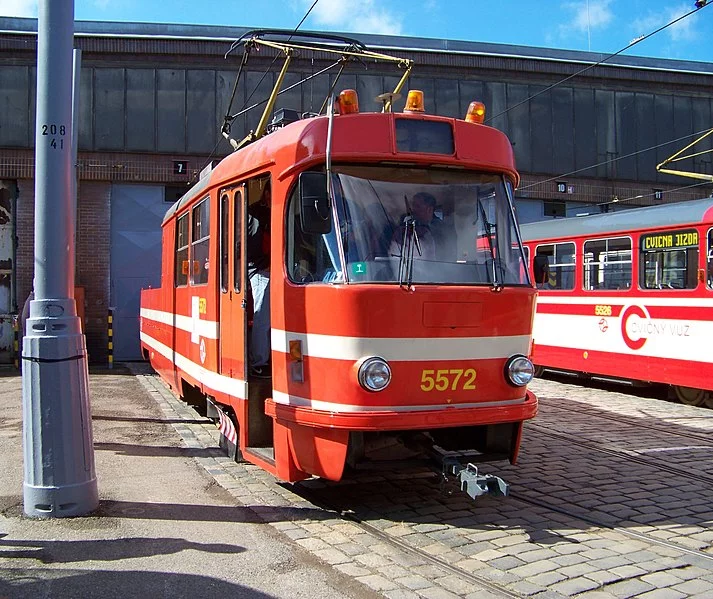 -DOD_vozovna_Motol%2C_tramvaj_5572%2C_zep%C5%99edu.webp