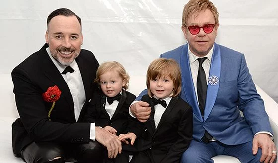 Elton-Dzhon-i-Devid-Fernish-s-detmi-1525964029.webp