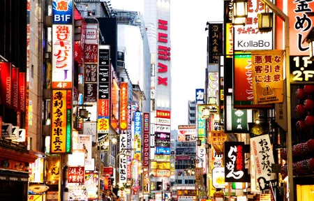 -en-el-distrito-de-entretenimiento-japon%C3%A9s-sh.webp