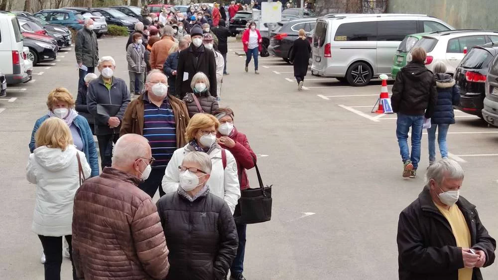 ende-vor-dem-impfzentrum-in-erding-aufbringen-1hNG.webp