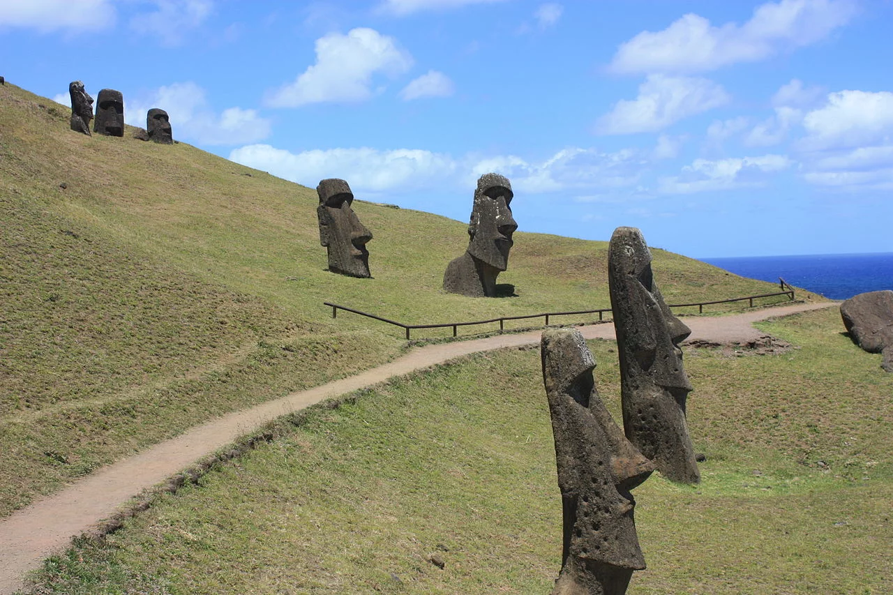 er_Island%2C_Rano_Raraku%2C_moais_%286691031187%29.webp