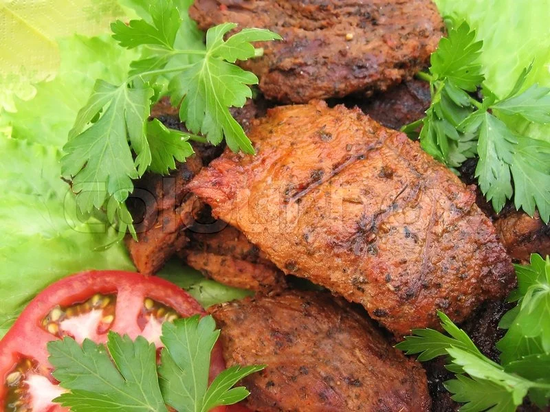 es-fleisch-und-gemuse-tomaten-petersilie-und-salat.webp
