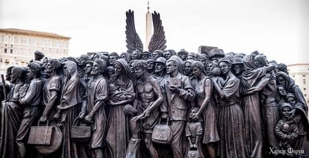 escultura-refugiados-vaticano.webp